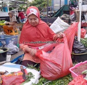 Pedagang Sayur Pasar Sore Puri, Lasmiyati