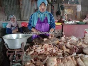 Foto Kartini Penjual Daging Ayam Potong di Pasar Trangkil Pati