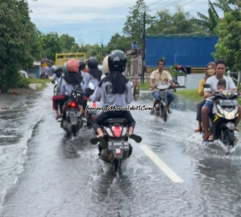 Air meluap hingga ruas jalan