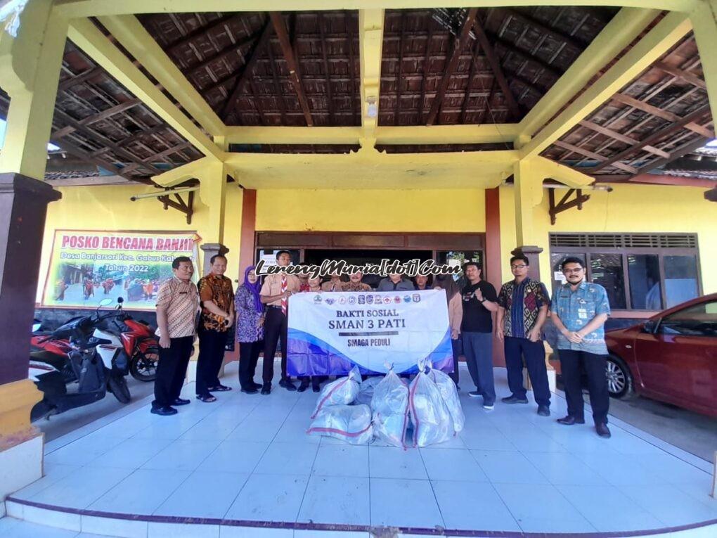 Foto Keluarga Besar SMAN 3 Pati di depan Balai Desa Banjarsari Gabus