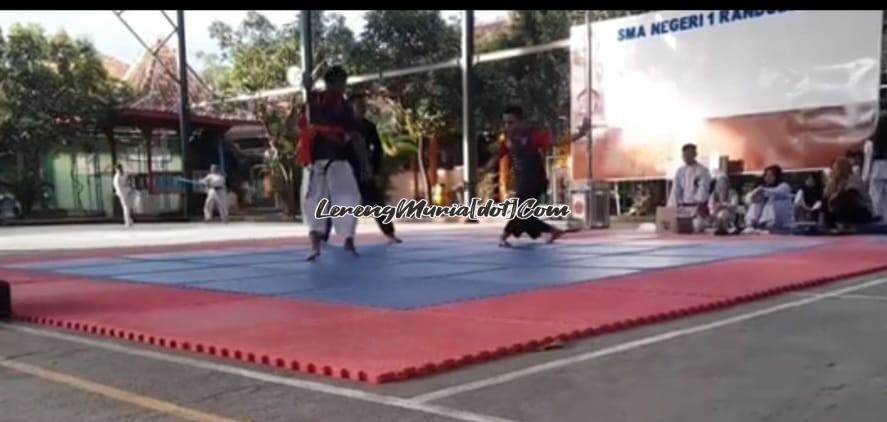 Foto pesilat Kera Sakti berlatih tanding dengan Perisai Diri di SMAN 1 Randublatung