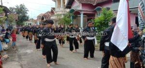 Foto pesilat SH Terate jalan kaki mengikuti pawai