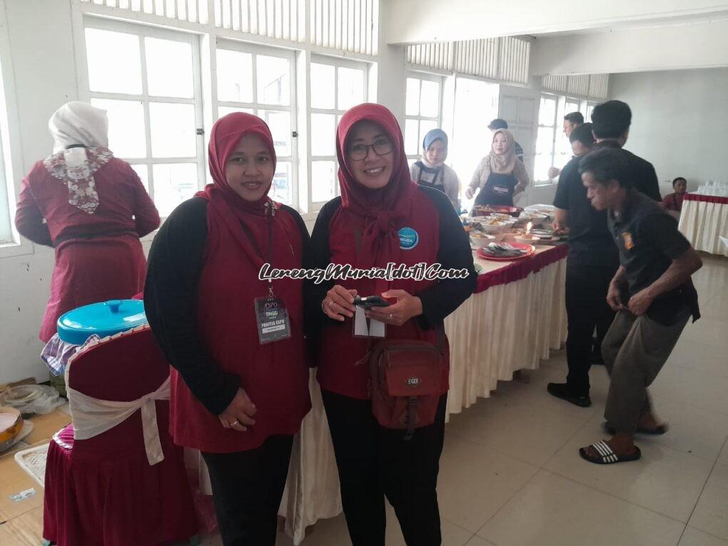 Foto panitia dan peserta di ruang konsumsi expo.