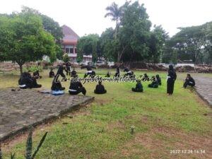 Foto siswa Rayon Perhutani mengikuti acara sambung atau sparring.