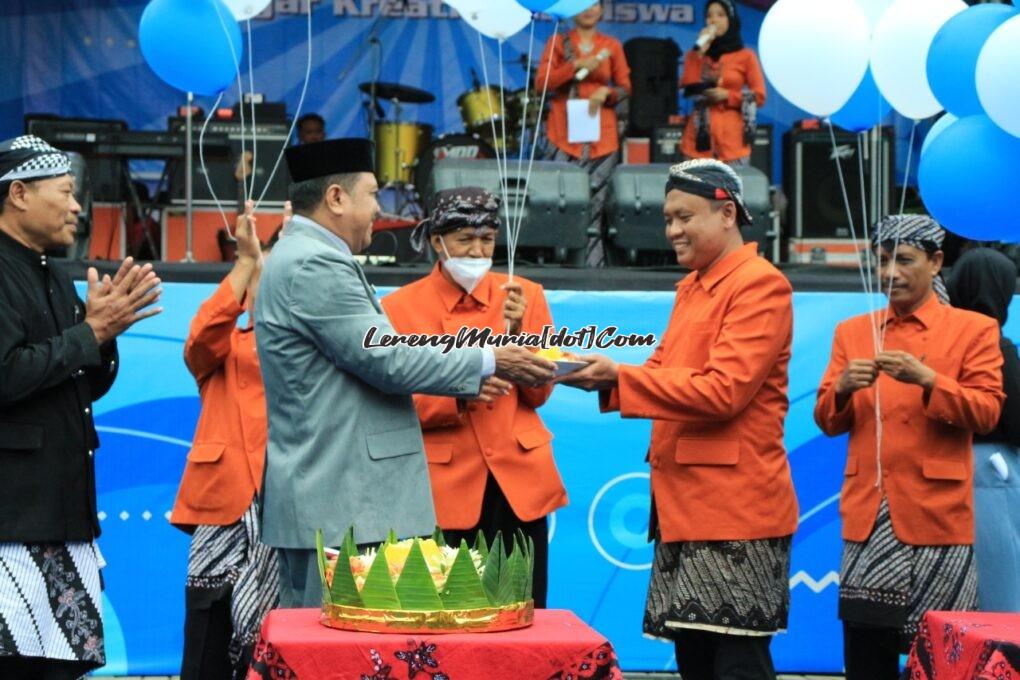 Foto penyerahan potongan tumpeng dari Kepala SMKN 1 Pati Drs Wartono kepada Waka Kesiswaan Nur Wahyudi,S.Pd sebagai Ketua Panitia