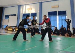 Foto dua pesilat berhadapan dalam uji tanding di SMKN 1 Jateng