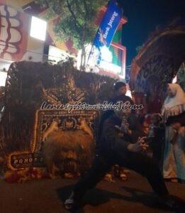 Foto pengunjung berpose di depan dadak merak Reog Ponorogo