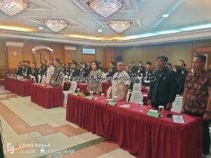 Foto hadirin dan tamu undangan berdiri mennyanyikan Lagu Kebangsaan Indonesia Raya
