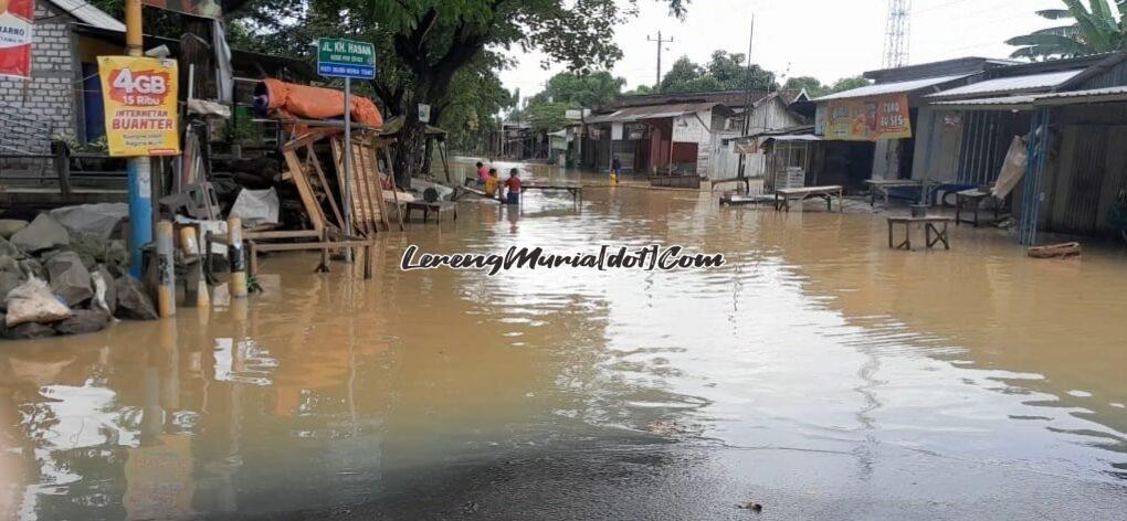 Foto pertigaan Desa Glonggong ditutup warga karena banjir