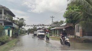 Foto jalan raya  sudah mulai terendam air