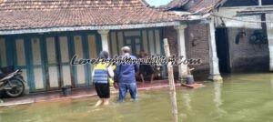 Foto Tim PMR SMAN 3 Pati terjun langsung memberi bantuan ke korban banjir