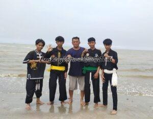 Foto bersama anggota perguruan pencak silat di Pantai Cemara Tuban dalam rangka Kopdar Damai Bersaudara