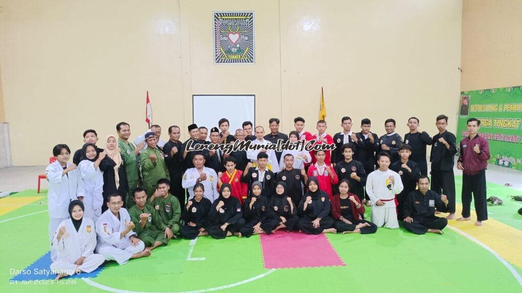 Foto bersama acara silaturahmi dan sosialisasi peraturan pertandingan pencak silat