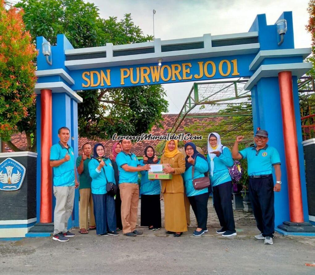 Foto bersama penyerahan santunan di SDN Purworejo 01 Pati