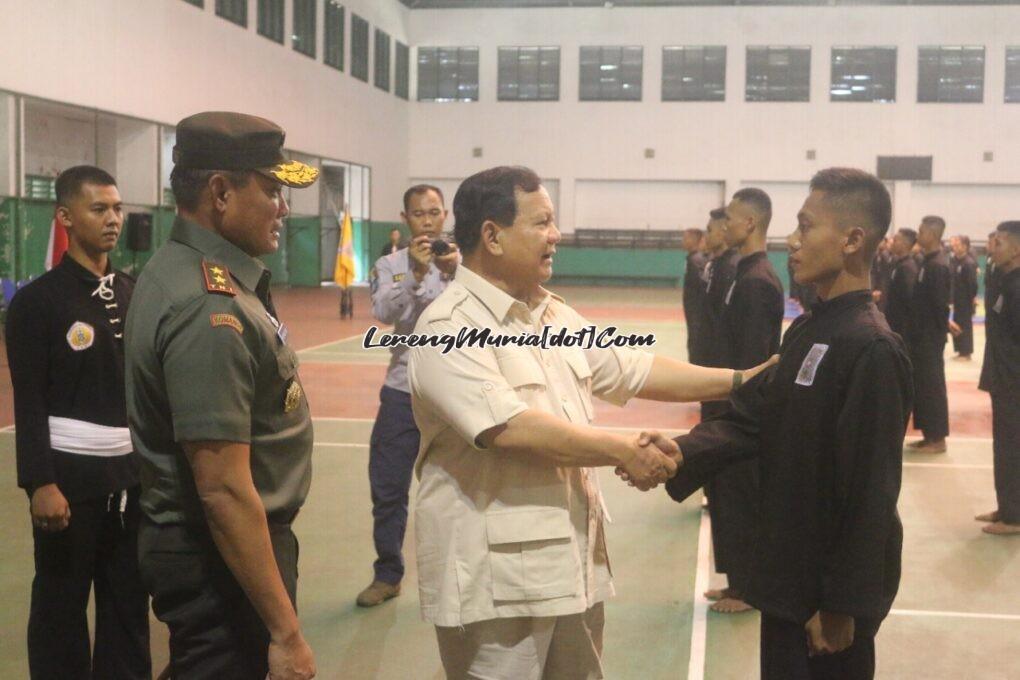 Foto Menhankam Letjen (Purn.) Prabowo Subianto memberi ucapan selamat kepada siswa SH Terate seusai peragaan