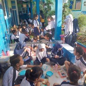 Foto siswa persiapan sarapan pagi