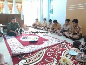 Foto Wali Kelas Sutiyono bersama siswanya