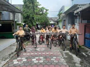 Foto siswa dan wali kelas seusai menjenguk temannya