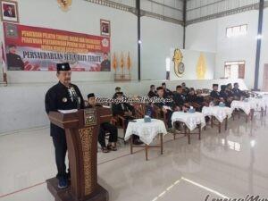 Foto Ketua Umum SH Terate Pusat Madiun Drs Murjoko HW memberi sambutan dalam acara penutupan