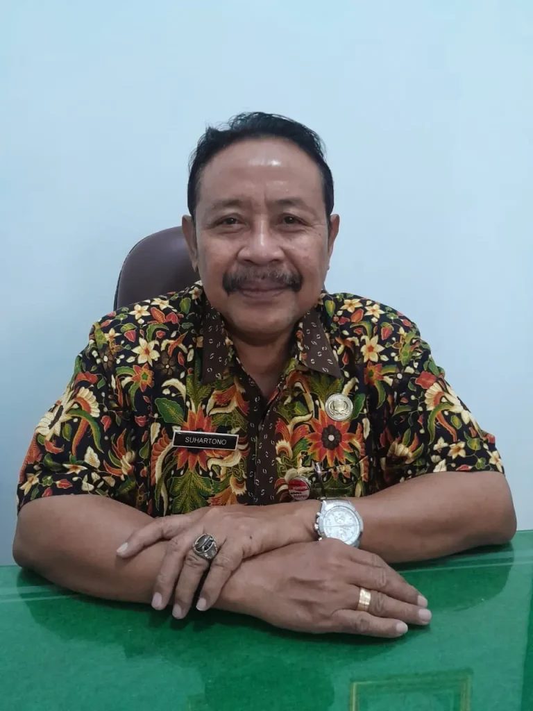 Kepala SMAN 3 Pati Suhartono, S.Pd, M.Pd., M.Si.