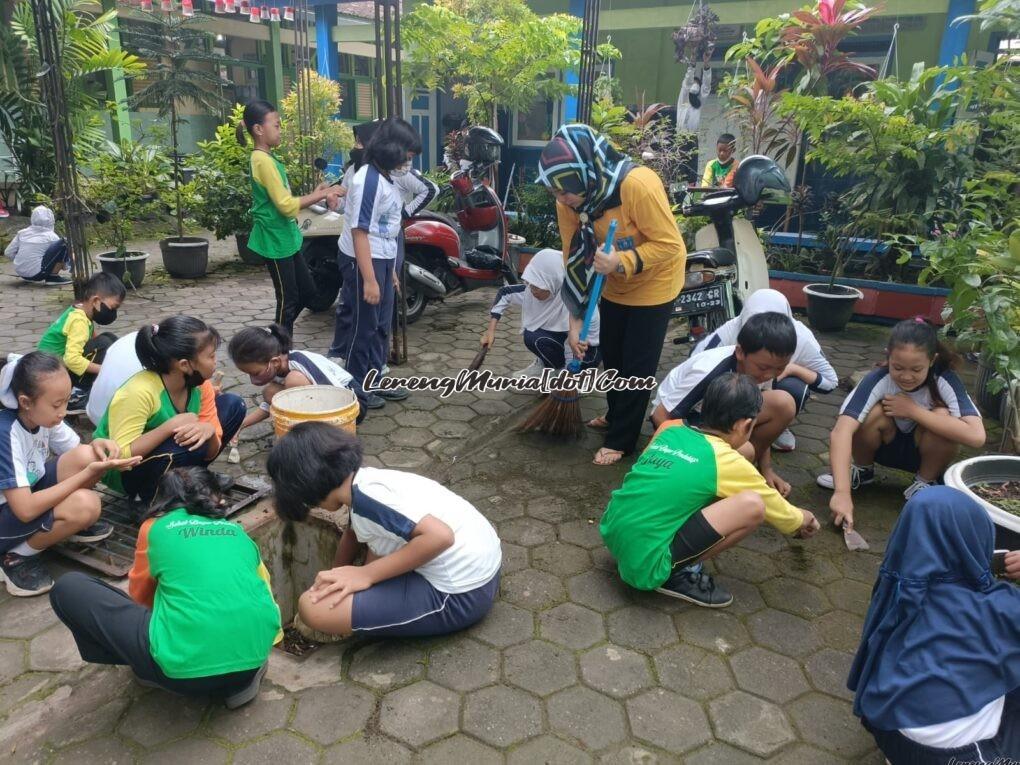 Foto kerja bakti siswa didampingi oleh guru