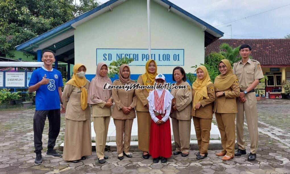 Foto Zahra bersama dewan guru