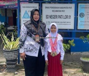 Foto Zahra bersama Kepala SDN Pati Lor 01 Yatun,S.Pd. | LERENG MURIA Foto Zahra bersama Kepala SDN Pati Lor 01 Yatun,S.Pd.