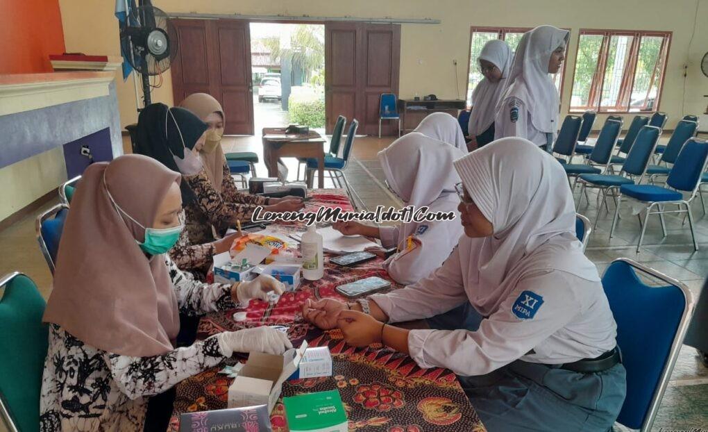 Foto petugas dari Puskesmas Kota Pati I memeriksa Hb siswa putri