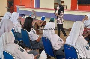 Foto petugas dari Puskesmas Kota  Pati I memberikan edukasi tentang anemia