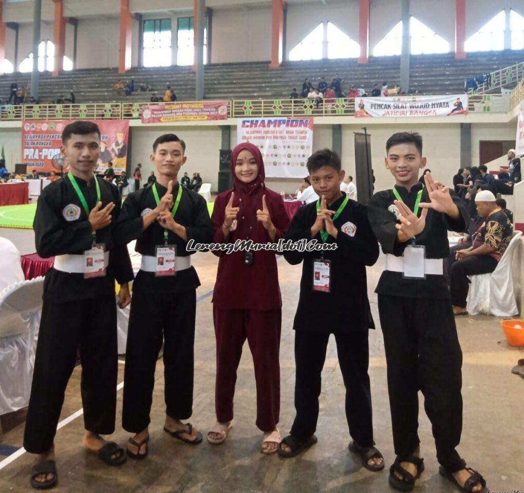 Foto atlet andalan SMAN 1 Mayong Jepara Nabila(tengah) dan M. Yusuf Habibi (dua dari kanan)