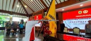 Foto penyerahan bendera organisasi dari Pejabat Bupati Pati Henggar Budi kepada H. Saiful Arifin(baju putih merah) sebagai Ketua Karang Taruna Pati