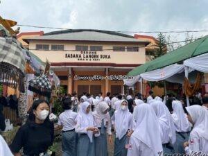 Foto suasana kerumunan pengunjung dalam Smanda Market Day