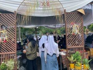 Foto dekorasi Kelas X-8 bercorak wayang dan gapura berhias janur | LERENG MURIA Foto dekorasi Kelas X-8 bercorak wayang dan gapura berhias janur
