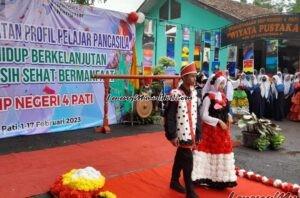 Foto salah satu peserta fashion show sedang beraksi