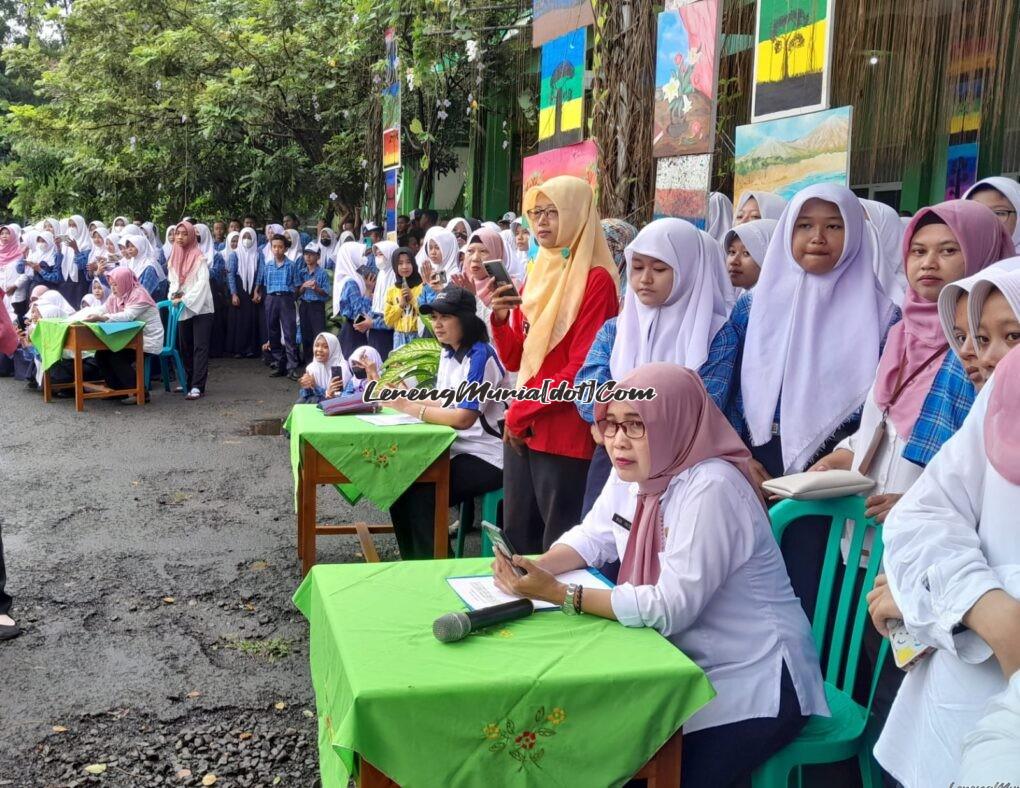 Foto siswa berjubel di belakang dewan juri menyaksikan lomba fashion show