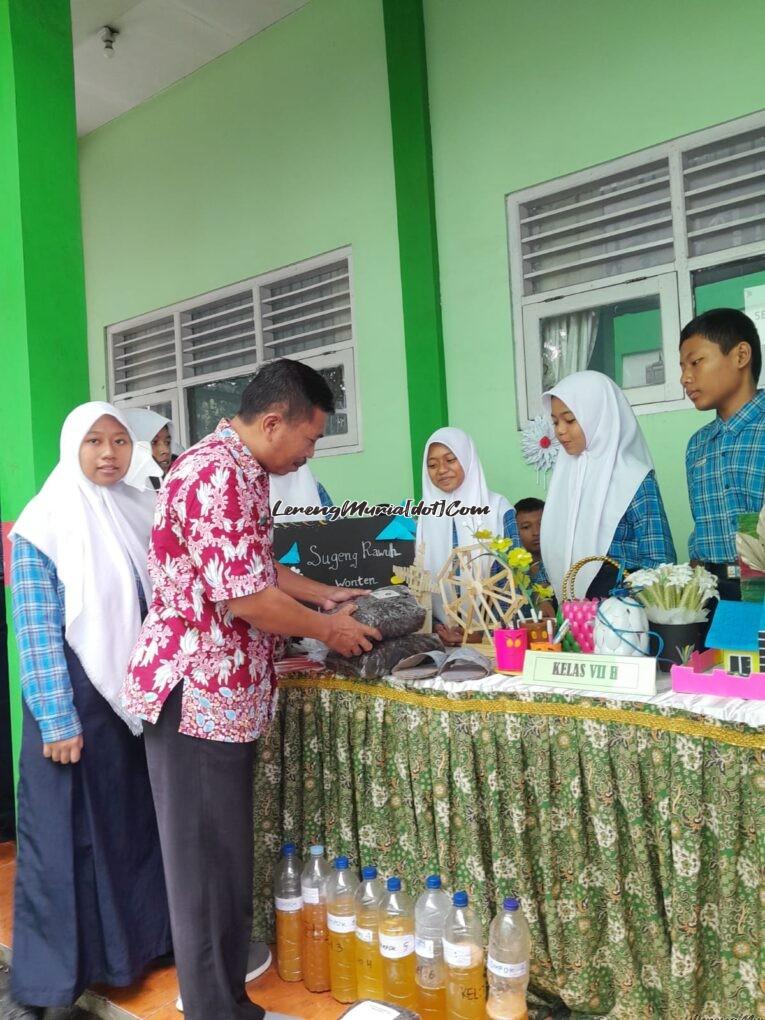 Foto pengunjung sedang membeli pupuk kompos di Stand VII H