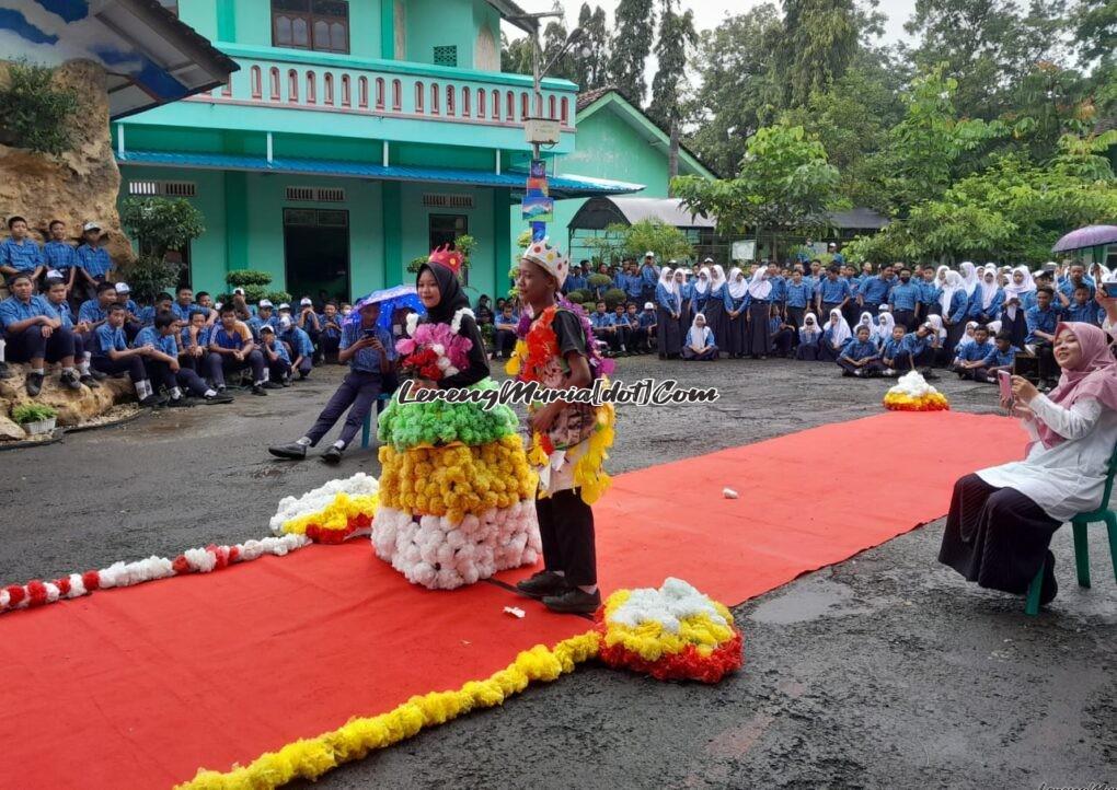 Foto penampilan fashion show yang dipadati penonton