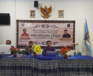 Foto pembukaan Pelatihan Penulisan Soal Ujian Sekolah yang dihadiri Kepala Sekolah Suhartono,S.Pd.,M.Pd.,M.Si.(tengah) dan Nara Sumber Drs. Hadi Sunaryo,M.Pd.(kanan)