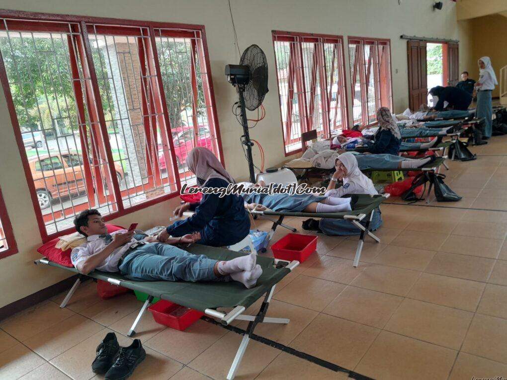 Foto proses donor darah yang didampingi oleh petugas PMI Kabupaten Pati