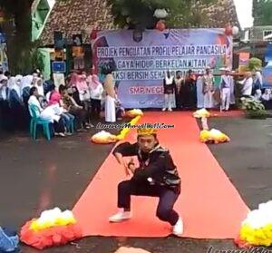 Foto Fahril memperagakan gerakan sikutan pencak silat | LERENG MURIA Foto Fahril memperagakan gerakan sikutan pencak silat