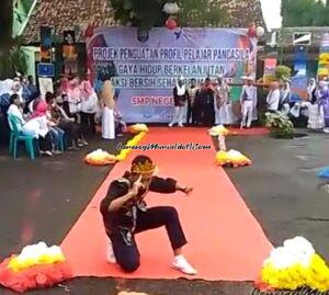 Foto Fahril sedang memperagakan gerakan silat SH Terate | LERENG MURIA Foto Fahril sedang memperagakan gerakan silat SH Terate