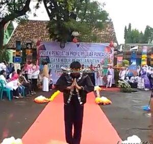 Foto Fahril memberi hormat khas pencak silat