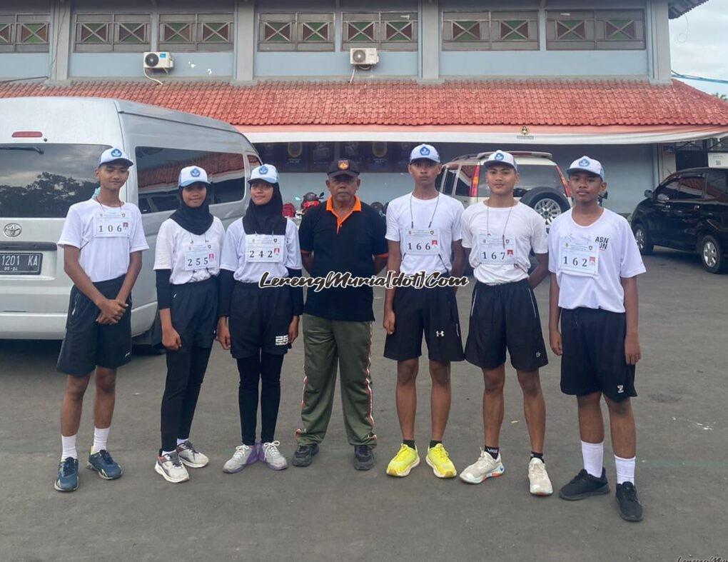 Foto keenam siswa SMAN 3 Pati yang lolos seleksi bersama Suhadi (tengah) Pelatih Tim