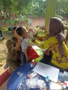 Foto pemberian vitamin A oleh Kader Posyandu Desa Semirejo