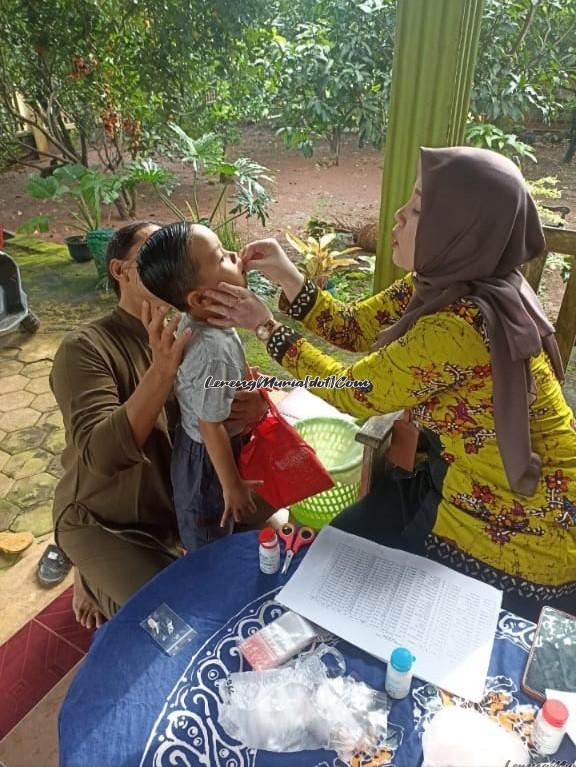 Foto pemberian vitamin A oleh Kader Posyandu Desa Semirejo