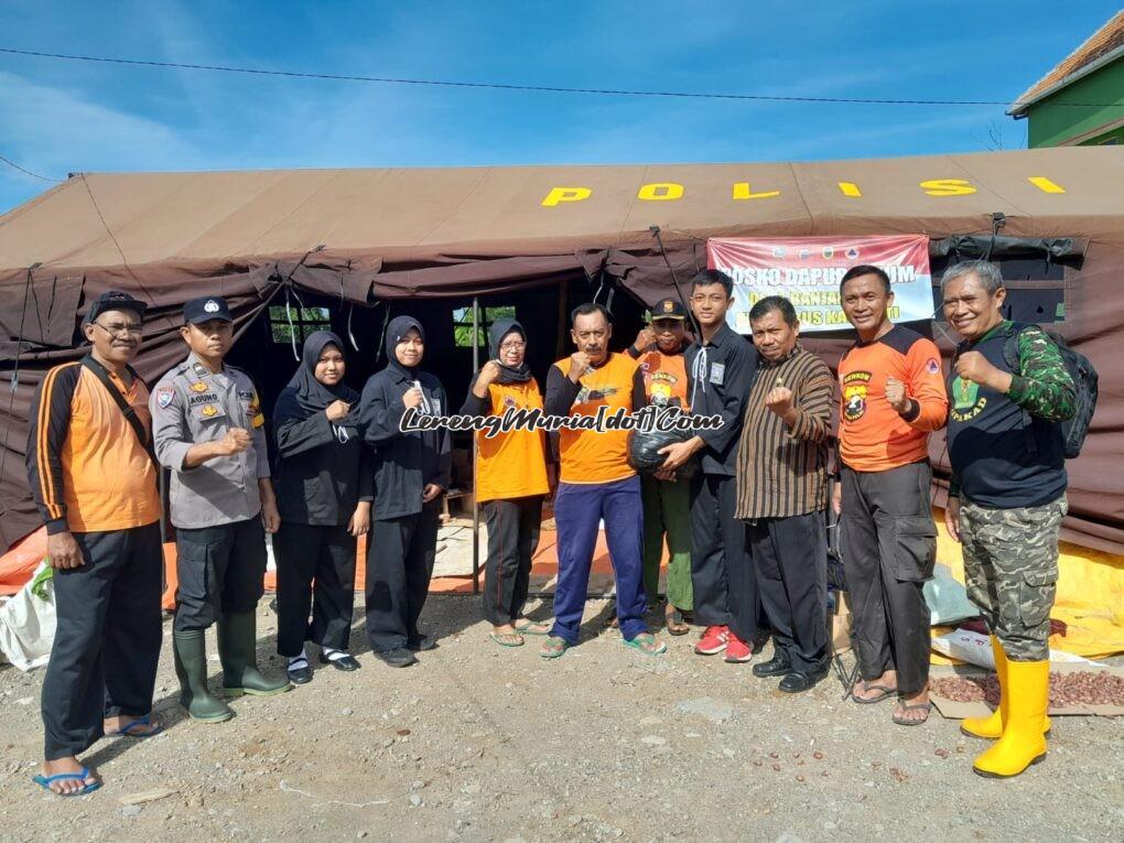 Foto bersama perwakilan pesilat Fara Faiz (nomor 4 dari kiri) dengan relawan yang bertugas