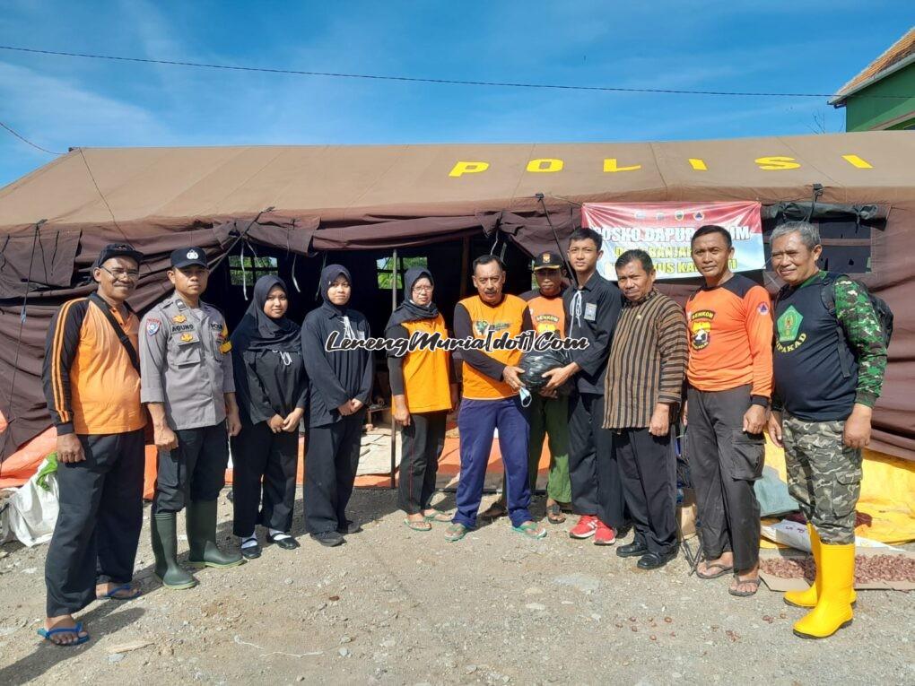 Foto penyerahan daging ayam segar kepada Koordinator FRPB Pati Sutiknya