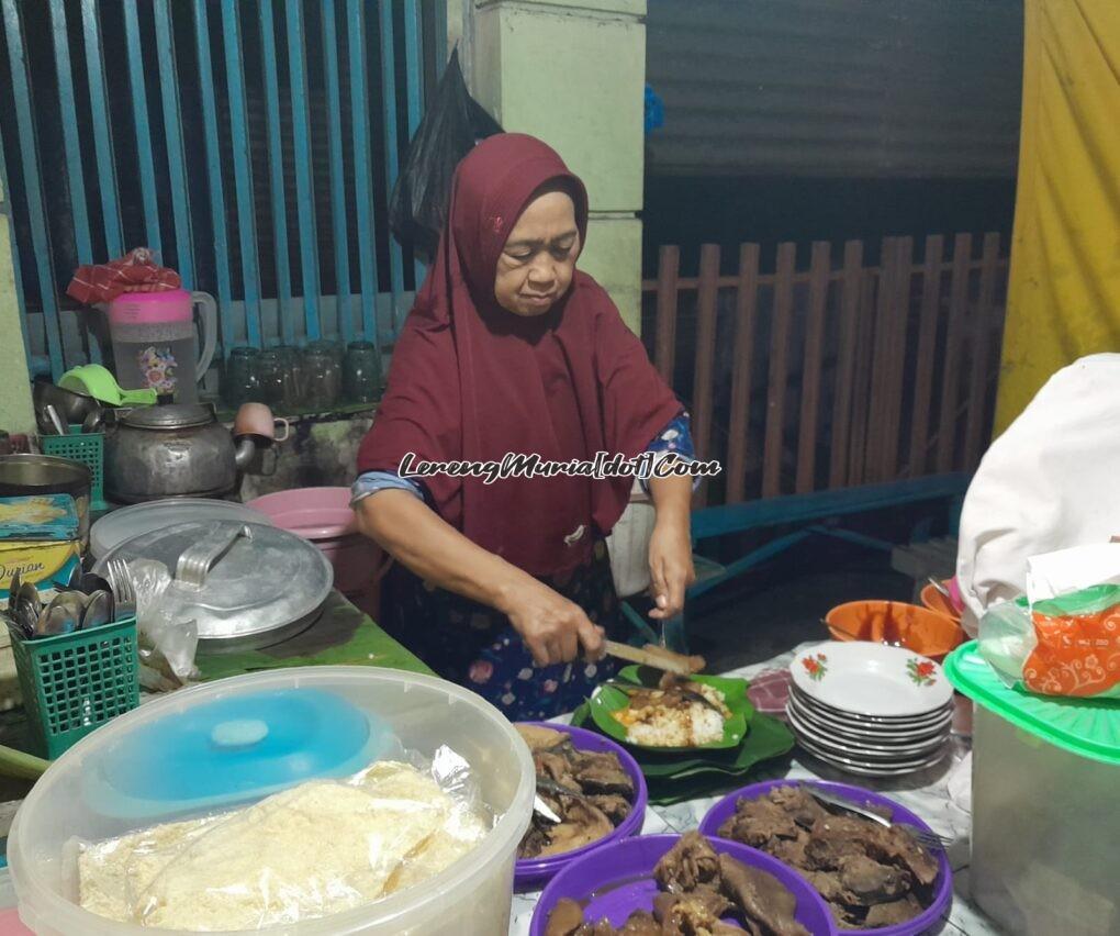 Foto Bu Darmisih sedang melayani pembeli