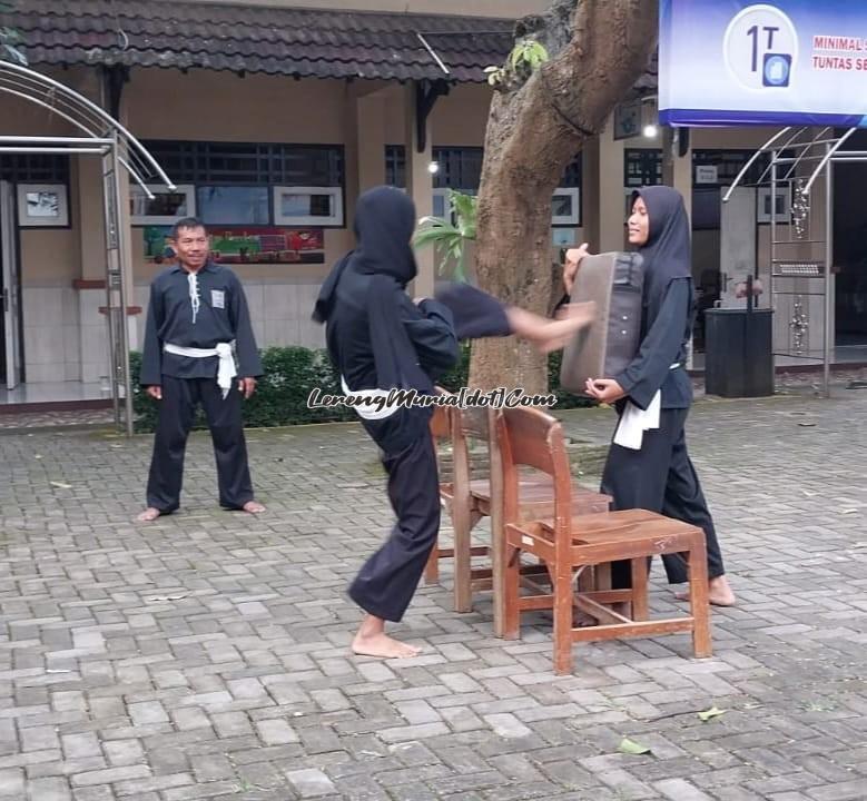 Foto latihan tendangan A kobra dengan menggunakan target