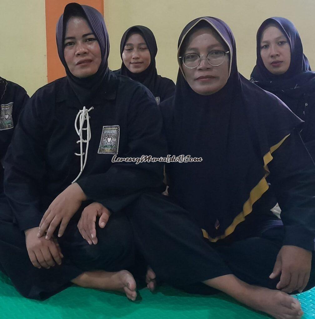 Foto Mbak Nani (kiri depan) dan Mbak Sarti (kanan depan)